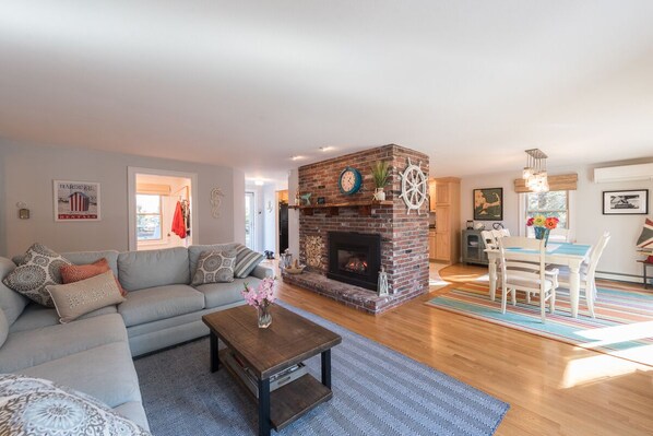 Smart TV, fireplace, books, stereo