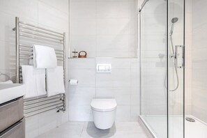 Dusche, Haartrockner, Handtücher