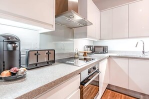 Kühlschrank, Mikrowelle, Ofen, Herdplatte