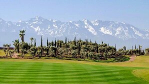 A golf course with a mountainous backdrop. - Splendid Apartment in the Jardins de l'Atlas 4620 (Marrakech)