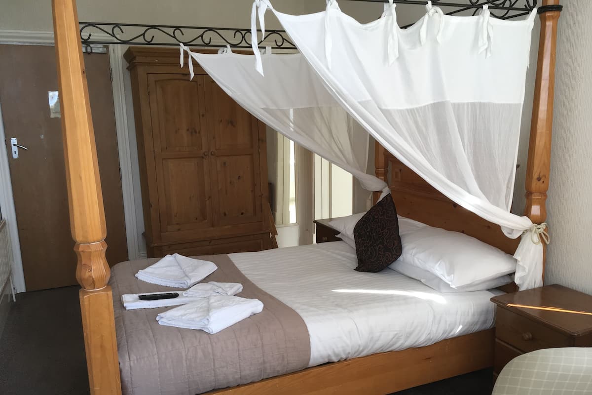 Standard Double Room | 1 camera, ferro/asse da stiro, Wi-Fi gratuito, lenzuola