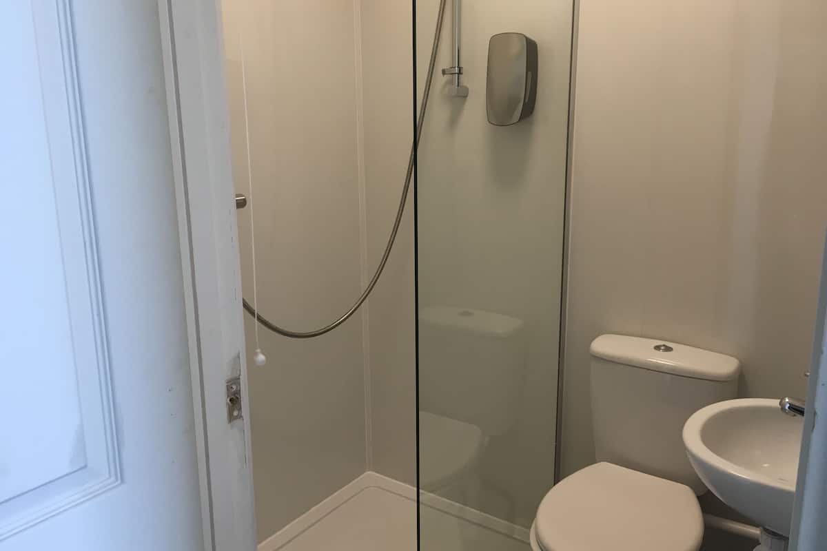 single room with sea view | bathroom | towels