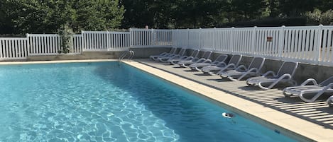 Een seizoensgebonden buitenzwembad, parasols voor strand/zwembad