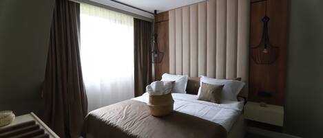 Frigobar, cofres nos quartos, escrivaninha, Wi-Fi de cortesia