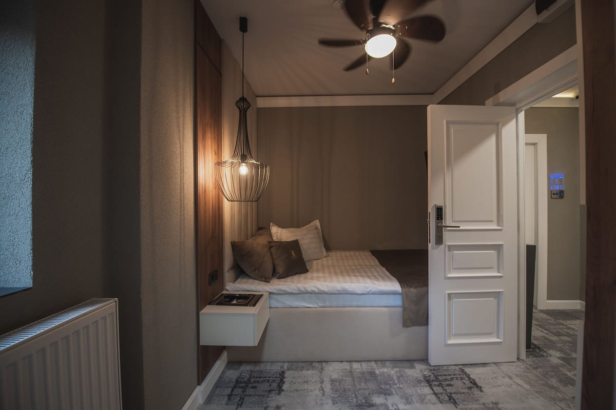 Basic Single Room | Minibar, in-room safe, desk, WiFi (free)