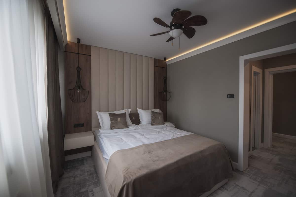 Deluxe Apartment | 1 bedroom, minibar, in-room safe, desk