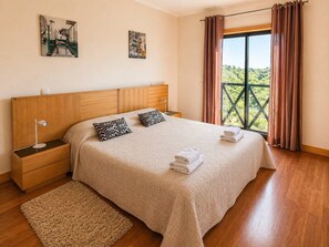 4 habitaciones, tabla de planchar con plancha, internet y ropa de cama 