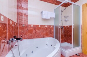 公寓 (Three Bedroom Apartment) | 浴室 | 免費梳洗用品、風筒、提供毛巾