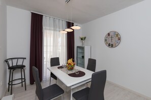 Appartement (Two Bedroom Apartment with Terrace) | Salle Ă manger