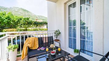 Apartment (Comfort Two Bedroom Apartment with Te) | Balcony