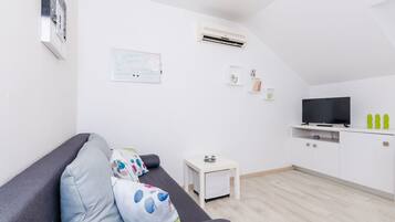 ์ํํธ (Standard One Bedroom Apartment) | ๊ฑฐ์ค | ์์ฑ ์ฑ๋ ์์ฒญ์ด ๊ฐ๋ฅํ 20์ธ์น ํ๋ฉด TV, TV