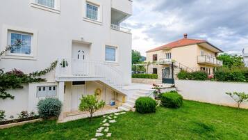 Apartamento (One Bedroom Apartment with Balcony) | Fachada