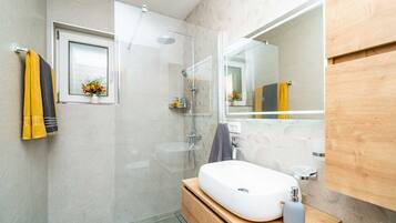 Huoneisto (Comfort Two Bedroom Apartment with Te) | Kylpyhuone | Ilmaiset hygieniatuotteet, hiustenkuivaaja, pyyhkeet