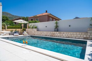Piscine extérieure en saison