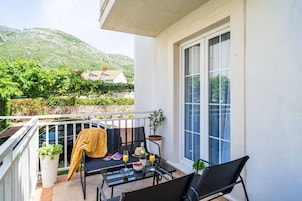 Apartment (Comfort Two Bedroom Apartment with Te) | Balcony