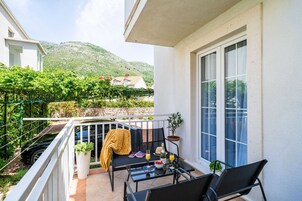 Apartamento (Comfort Two Bedroom Apartment with Te) | Balcón