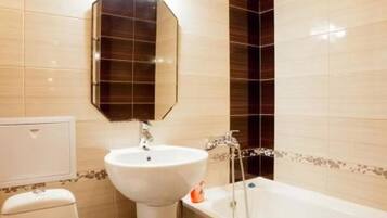 Badewanne, kostenlose Toilettenartikel, Haartrockner, Hausschuhe