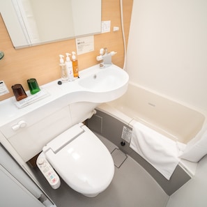 Combined shower/bathtub, free toiletries, hair dryer, slippers