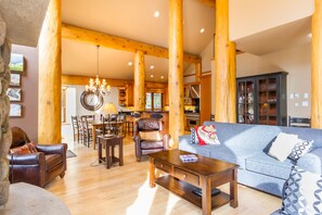 Smart TV, fireplace, DVD player, foosball - Luxury Family Chalet, Nicklaus North Golf Course, Mountain View, Hot Tub & Garage (Whistler)
