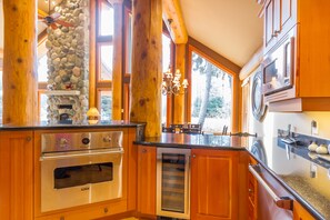Fridge, microwave, oven, stovetop - Luxury Family Chalet, Nicklaus North Golf Course, Mountain View, Hot Tub & Garage (Whistler)