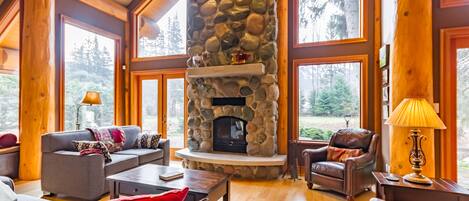 Smart-tv, pejs, dvd-afspiller, bordfodbold