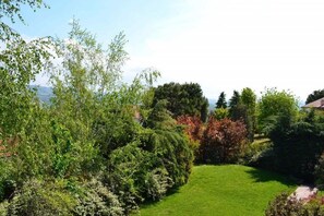 Property grounds - Villa in the Langhe, near the splendid city of Alba. (Roddi)