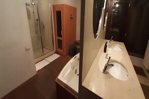 Vasca, vasca idromassaggio, asciugacapelli, bidet