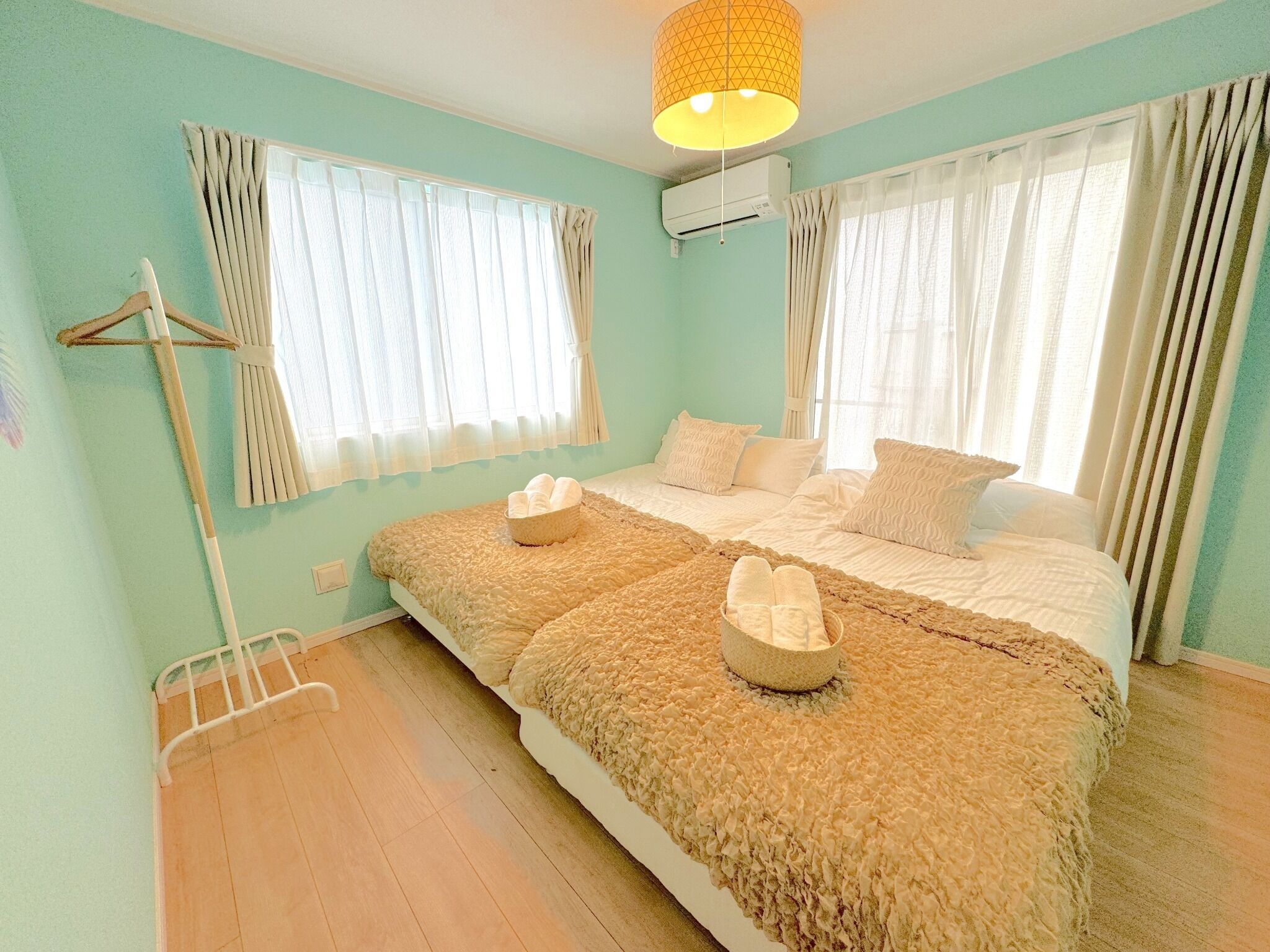 4 dormitoris, escriptori, planxa i posts de planxar i wifi gratuïta 