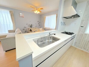 Kjøleskap, mikrobølgeovn, kokeplater og kjøkkenutstyr