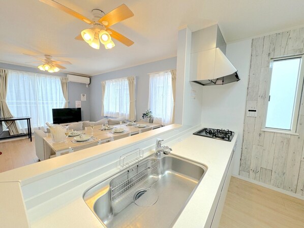 Kühlschrank, Mikrowelle, Herdplatte, Kochgeschirr/Geschirr/Besteck