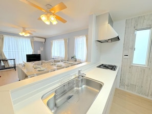 Réfrigérateur, micro-ondes, plaque de cuisson