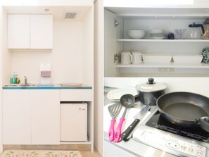 冷蔵庫、電子レンジ、コンロ、調理器具と食器