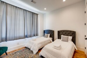 4 Schlafzimmer, Schreibtisch, Bügeleisen/Bügelbrett, kostenloses WLAN