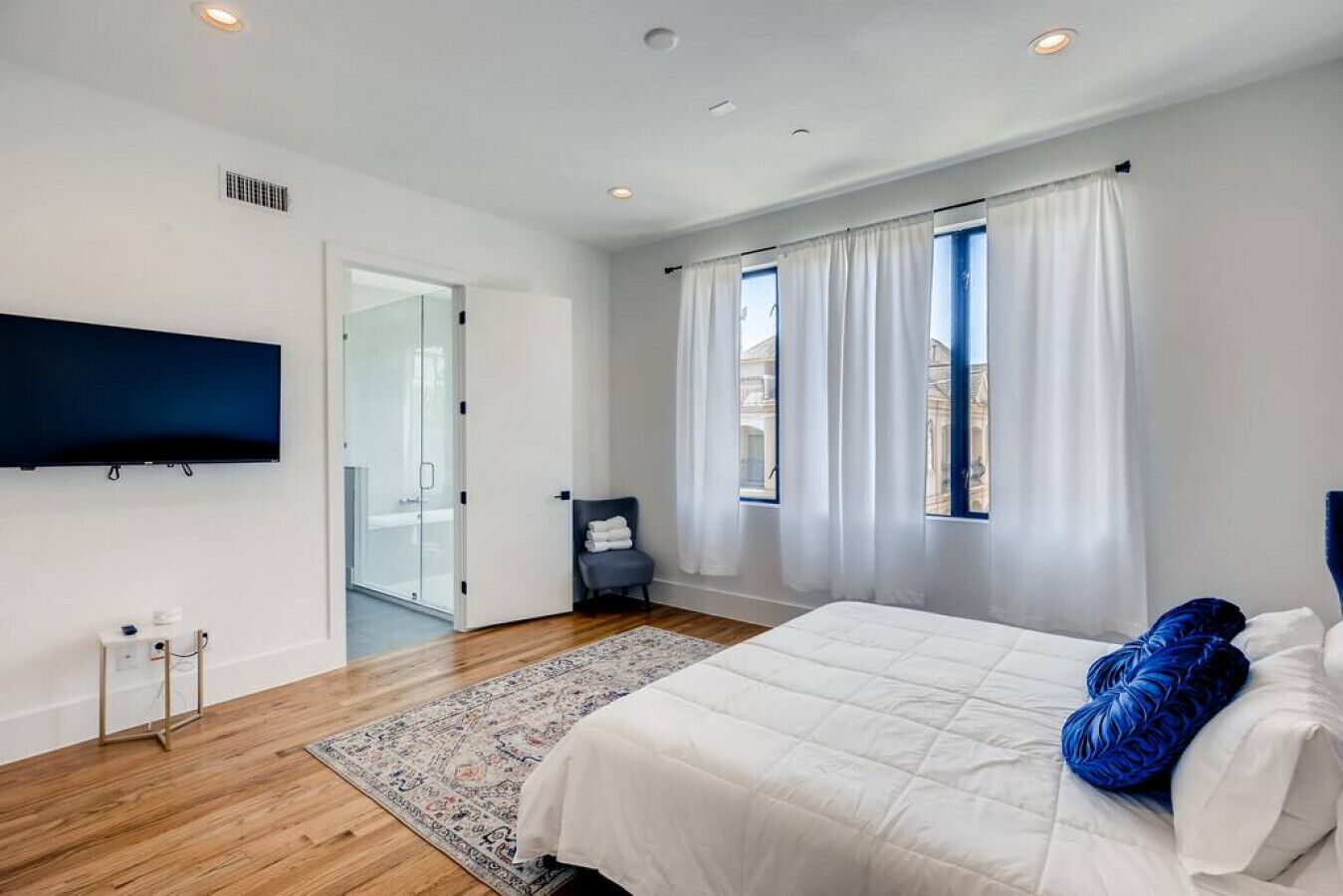 4 habitaciones, escritorio, tabla de planchar con plancha y wifi gratis 