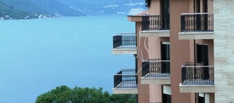 Exclusive 2 bedrooms sea view apartment with swimming pool 
