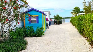 Property grounds - Key Largo Sunset - Bayside open water - Tropical inspired 3 bed/2 bath (Key Largo)