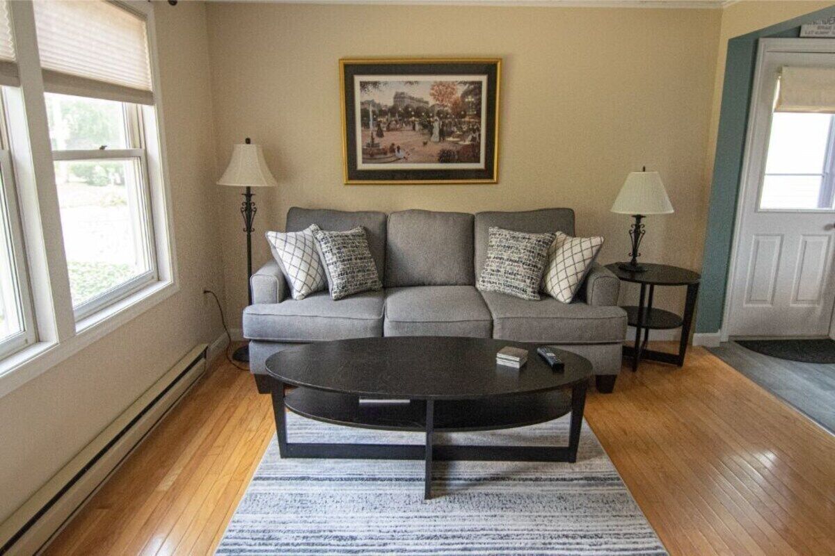 Ideal Location for Exploring RI! Short drive to beaches, Newport & More! 