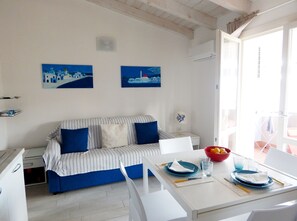 Apartment, 1 Schlafzimmer, Poolzugang, Meerblick | Wohnzimmer