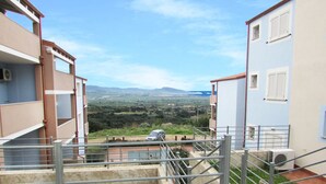 A residential building with a view of a green landscape and distant mountains. - Affittimoderni Badesi Poggio - Bapo19 (Badesi)