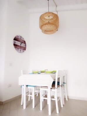 Appartement, 2 chambres, terrasse, vue piscine | Restauration dans la chambre