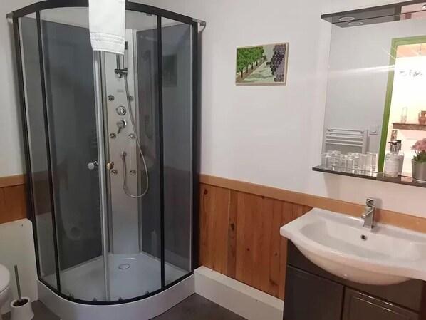 Classic Double or Twin Room | Bathroom