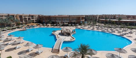 Een buitenzwembad, ligstoelen bij het zwembad