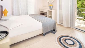 Un dormitorio con cama, mesita de noche, lámpara y ventilador de techo.