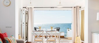 Amazing Beachfront House With Direct Access to the Sea. La Casita