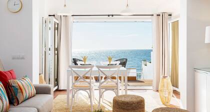 Amazing Beachfront House With Direct Access to the Sea. La Casita