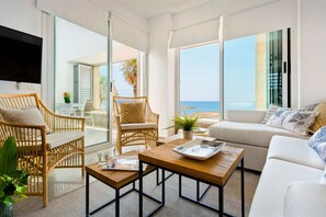 شقة (2 Bedrooms) | منطقة المعيشة | تلفزيون بحجم 32-بوصة يعرض قنوات تلفزيونية باشتراك مدفوع