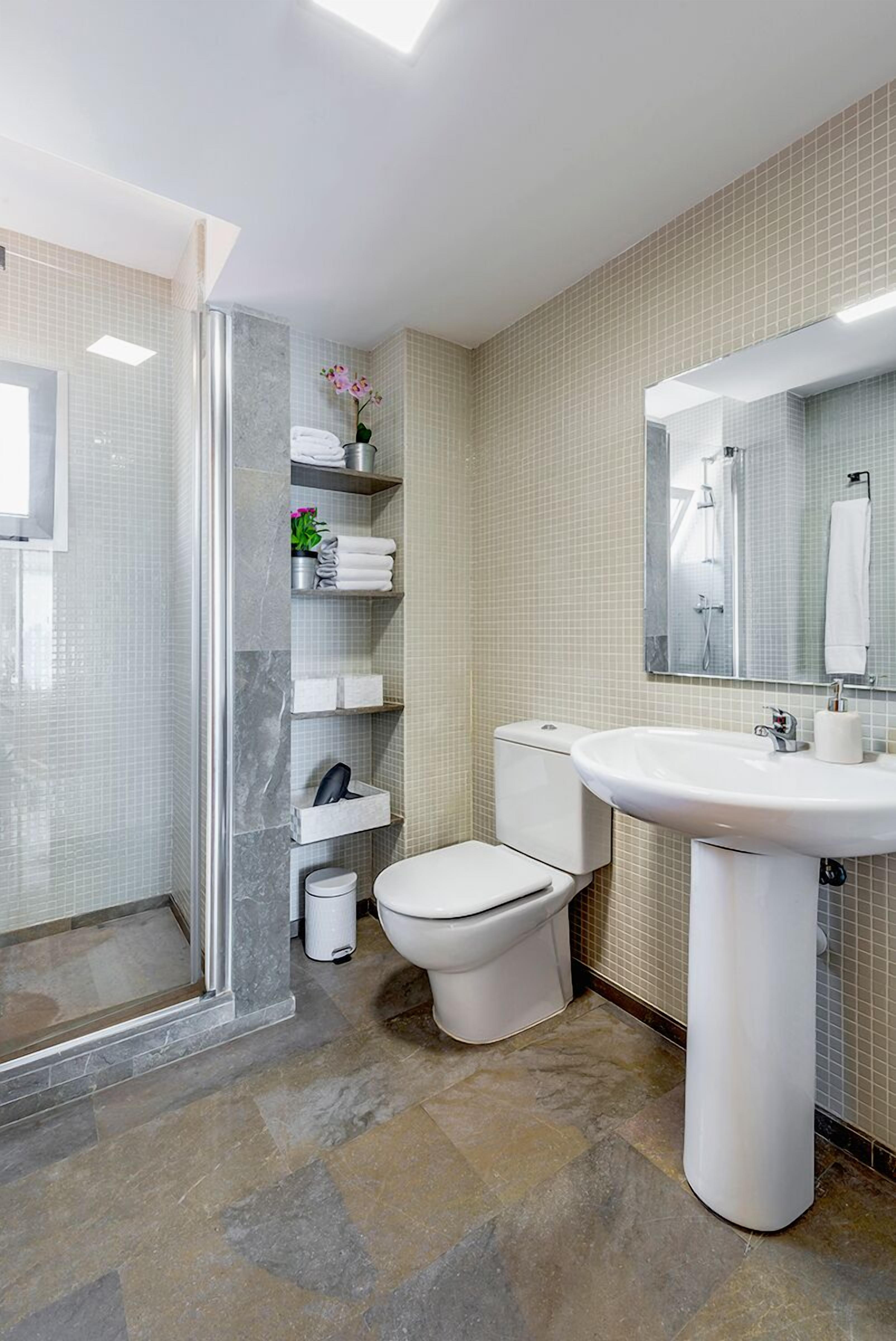 Leilighet (2 Bedrooms) | Bad | Dusj, hårføner, håndklær og såpe