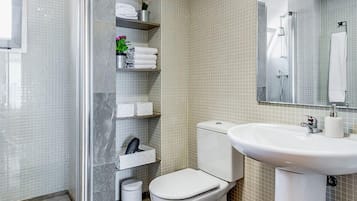 Leilighet (2 Bedrooms) | Bad | Dusj, hårføner, håndklær og såpe