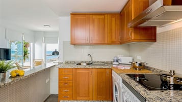 Apartment (2 Bedrooms) | Private kitchen | Full-sized fridge, microwave, oven, stovetop