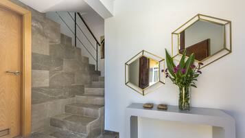 Apartment (2 Bedrooms) | Interior entrance